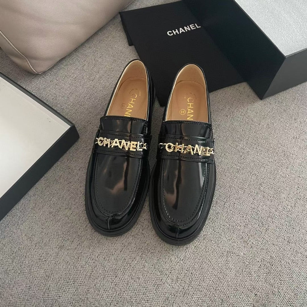 CHANEL MOASINS IN BLACK CALFSKIN GOLD METAL LOGO