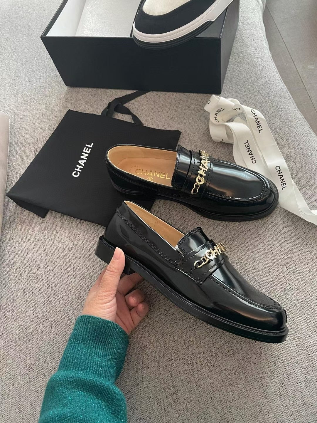 CHANEL MOASINS IN BLACK CALFSKIN GOLD METAL LOGO