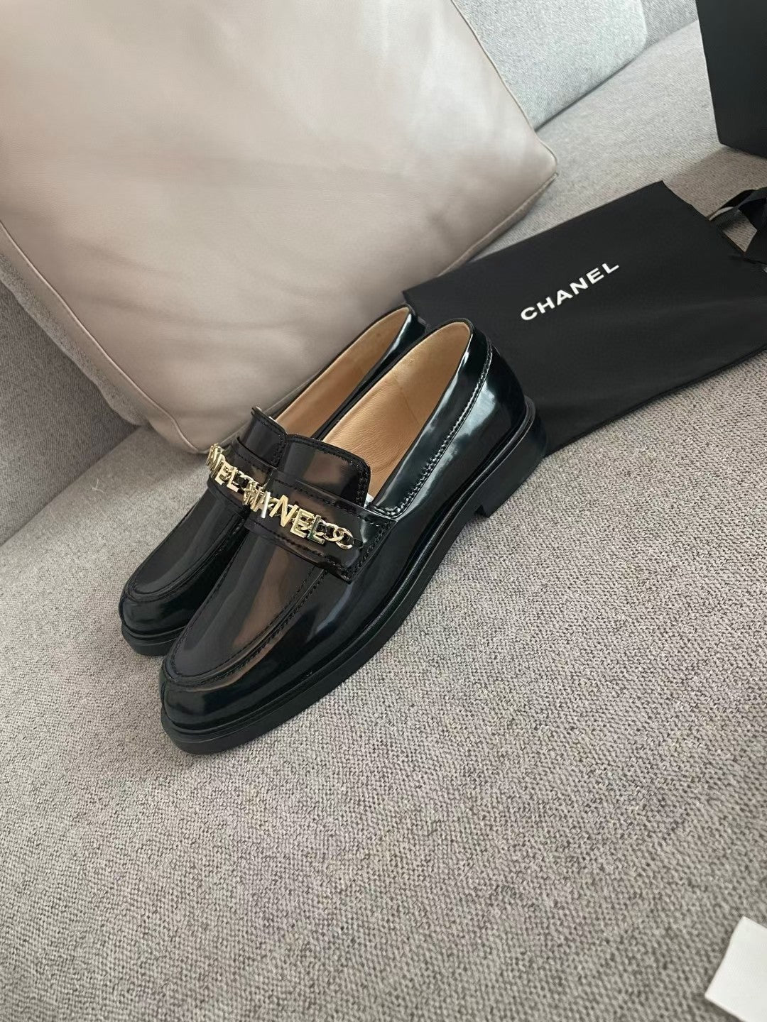 CHANEL MOASINS IN BLACK CALFSKIN GOLD METAL LOGO