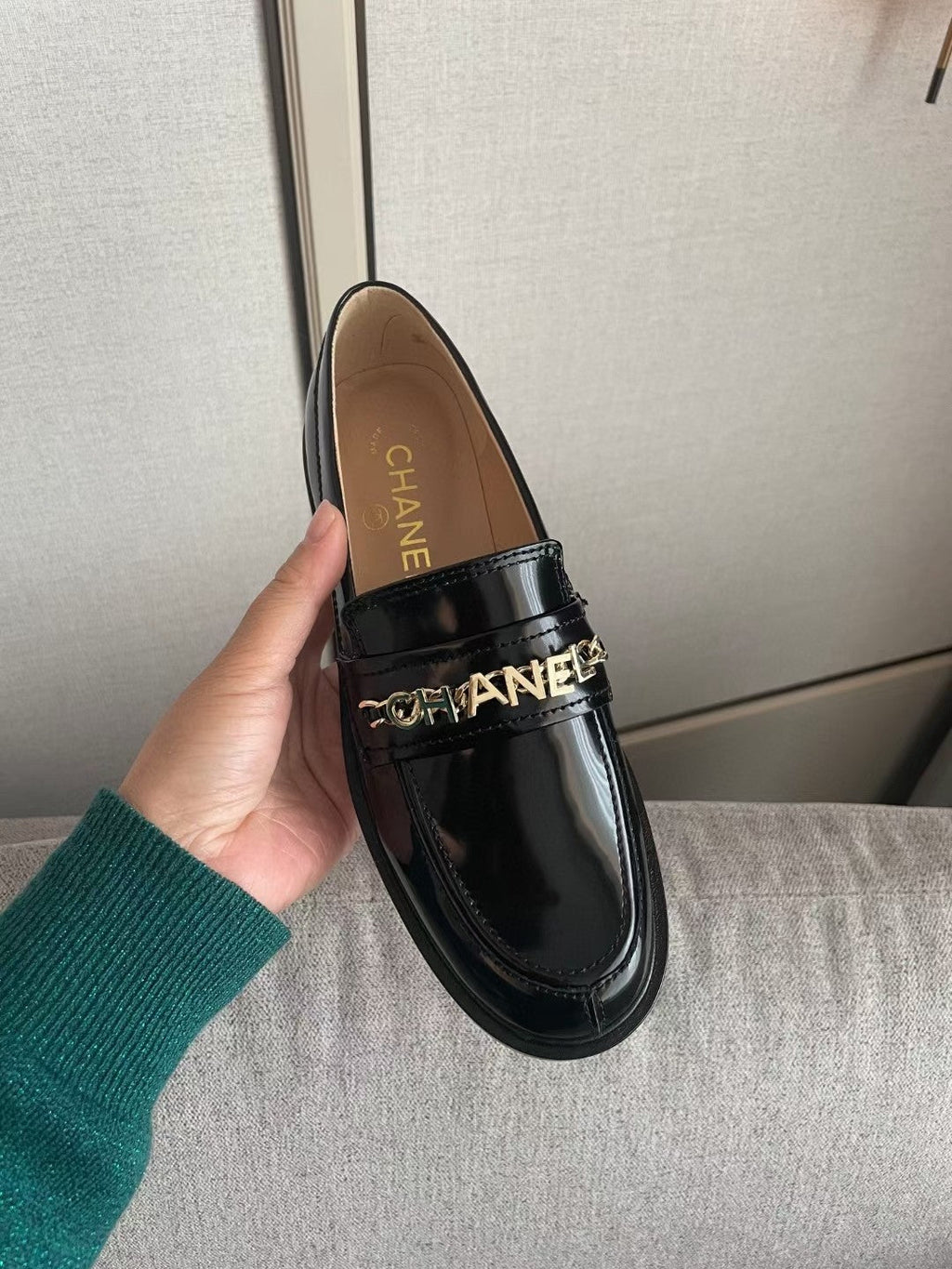 CHANEL MOASINS IN BLACK CALFSKIN GOLD METAL LOGO