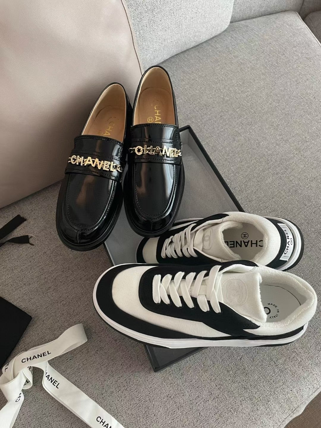 CHANEL MOASINS IN BLACK CALFSKIN GOLD METAL LOGO