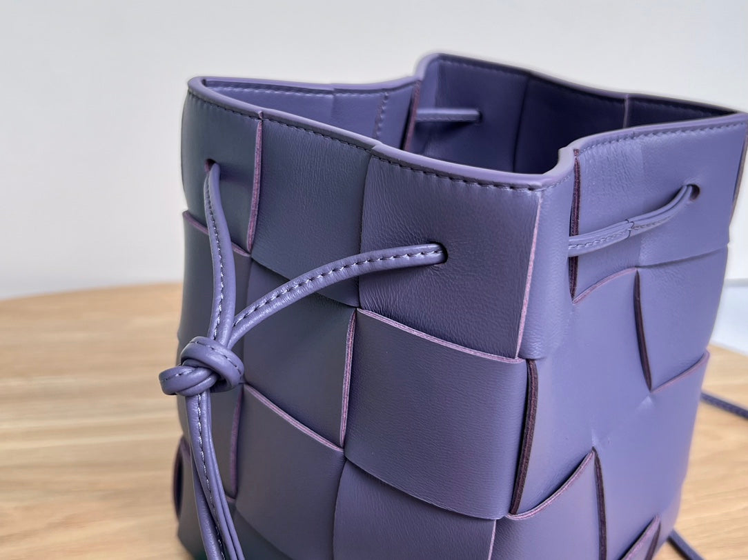 BOTTEGA VENETA SMALL CASSETTE BUCKET 18 IN ULTRA VIOLET CALFSKIN