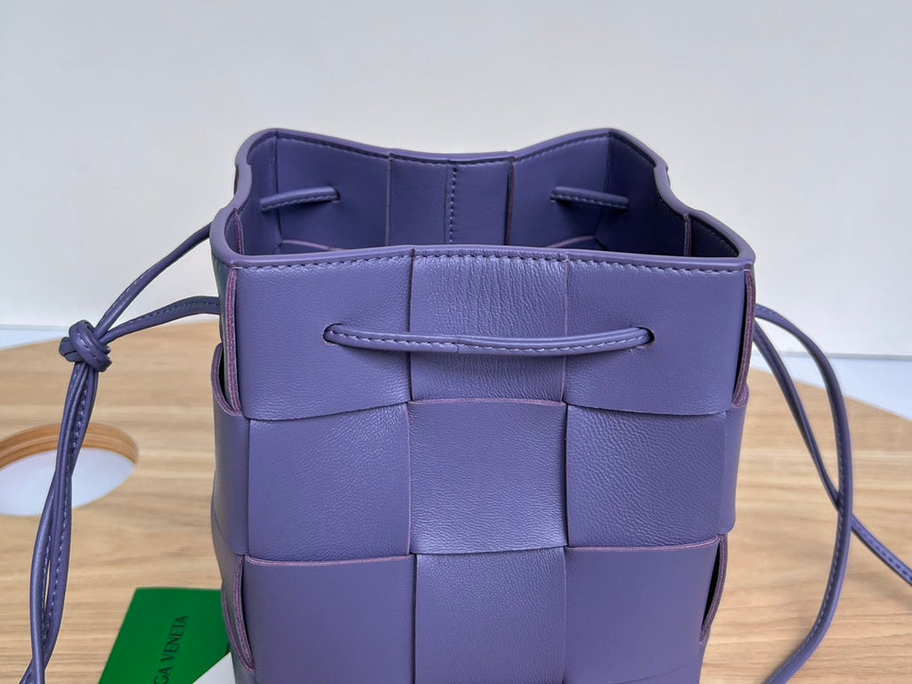 BOTTEGA VENETA SMALL CASSETTE BUCKET 18 IN ULTRA VIOLET CALFSKIN