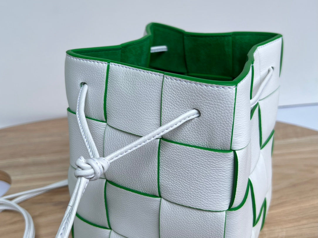 BOTTEGA VENETA SMALL CASSETTE BUCKET 18 IN WHITE AND GREEN LINING CALFSKIN