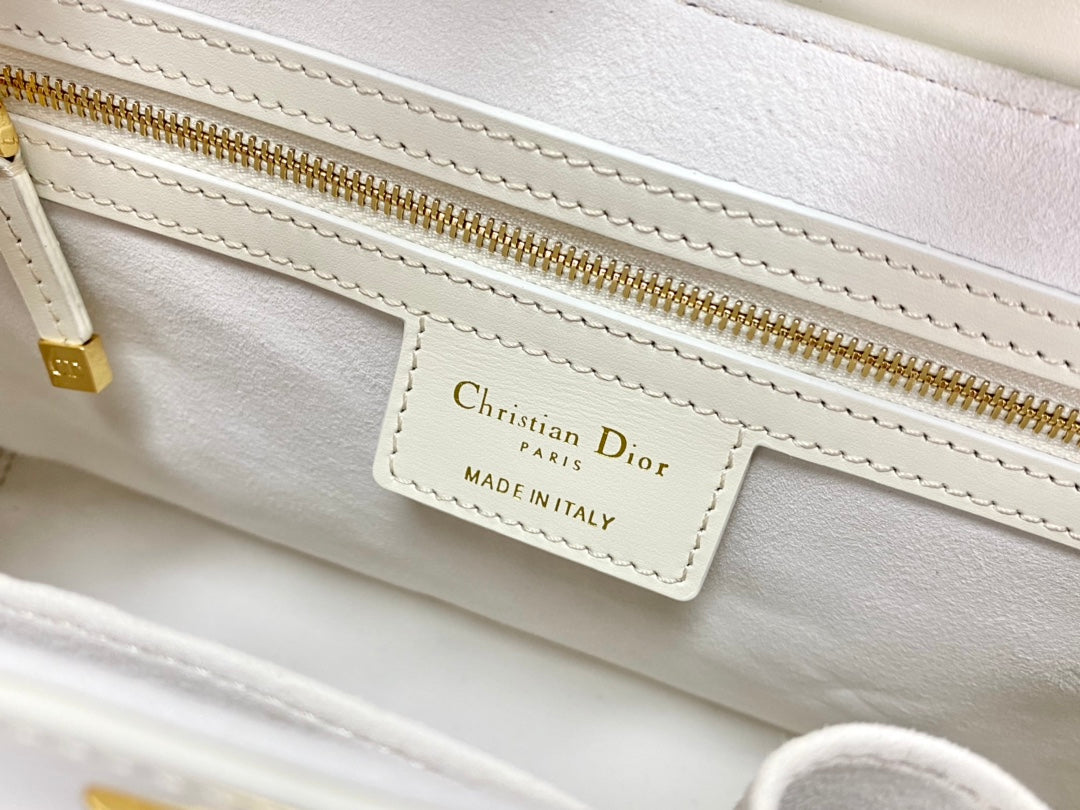 DIOR PARISIENNE 30 HANDBAG IN WHITE SMOOTH CALFSKIN