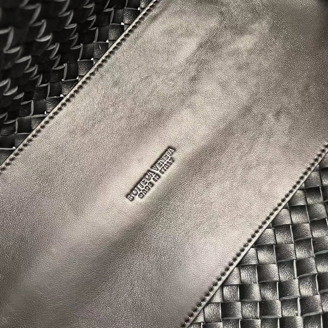 BOTTEGA VENETA SMALL CABAT 32 IN BLACK LAMBSKIN