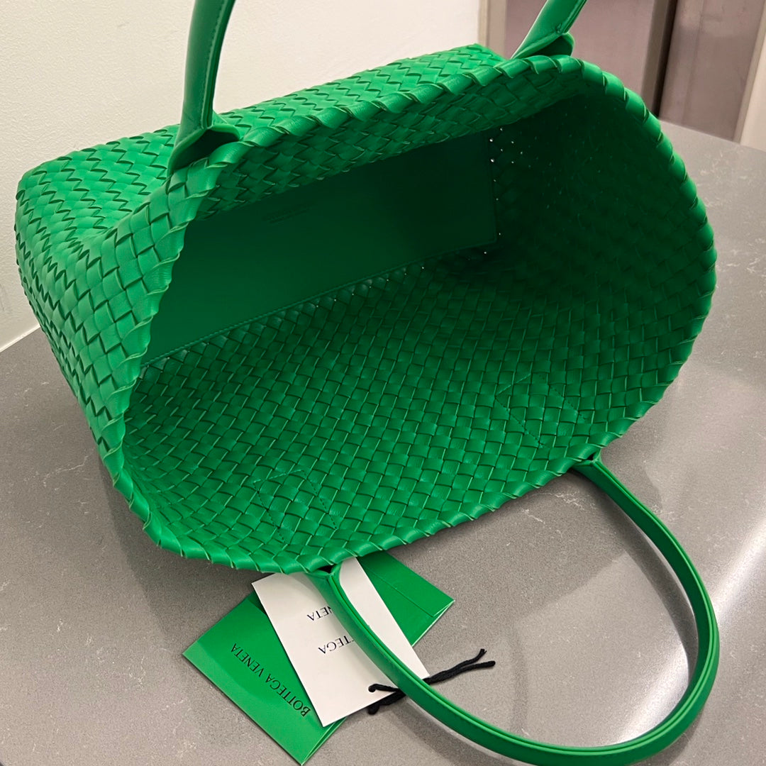 BOTTEGA VENETA SMALL CABAT 32 IN GREEN LAMBSKIN