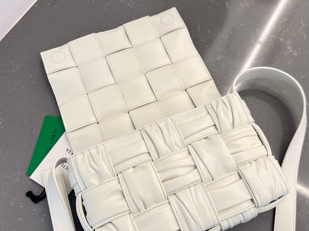 BOTTEGA VENETA CASSETTE 28 IN WHITE SOFT LAMBSKIN