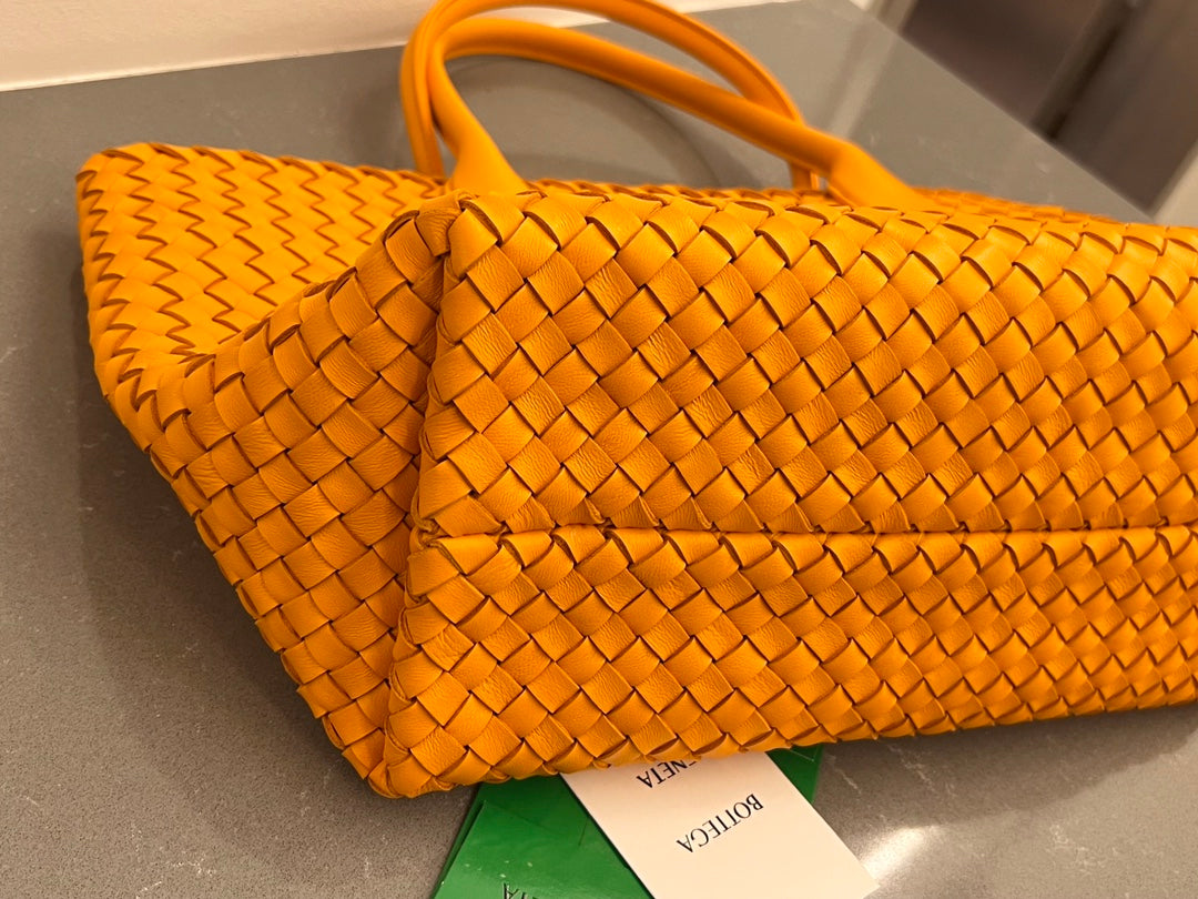 BOTTEGA VENETA SMALL CABAT 32 IN UT ORANGE LAMBSKIN