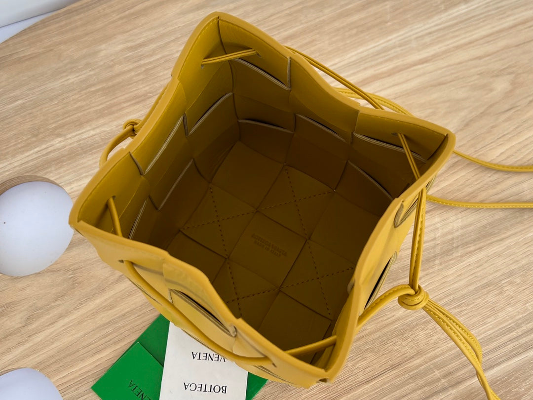 BOTTEGA VENETA SMALL CASSETTE BUCKET 18 IN MERIGOLD CALFSKIN