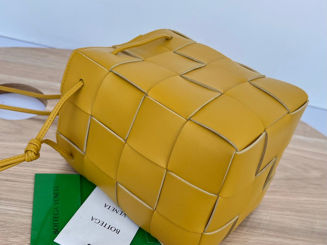 BOTTEGA VENETA SMALL CASSETTE BUCKET 18 IN MERIGOLD CALFSKIN
