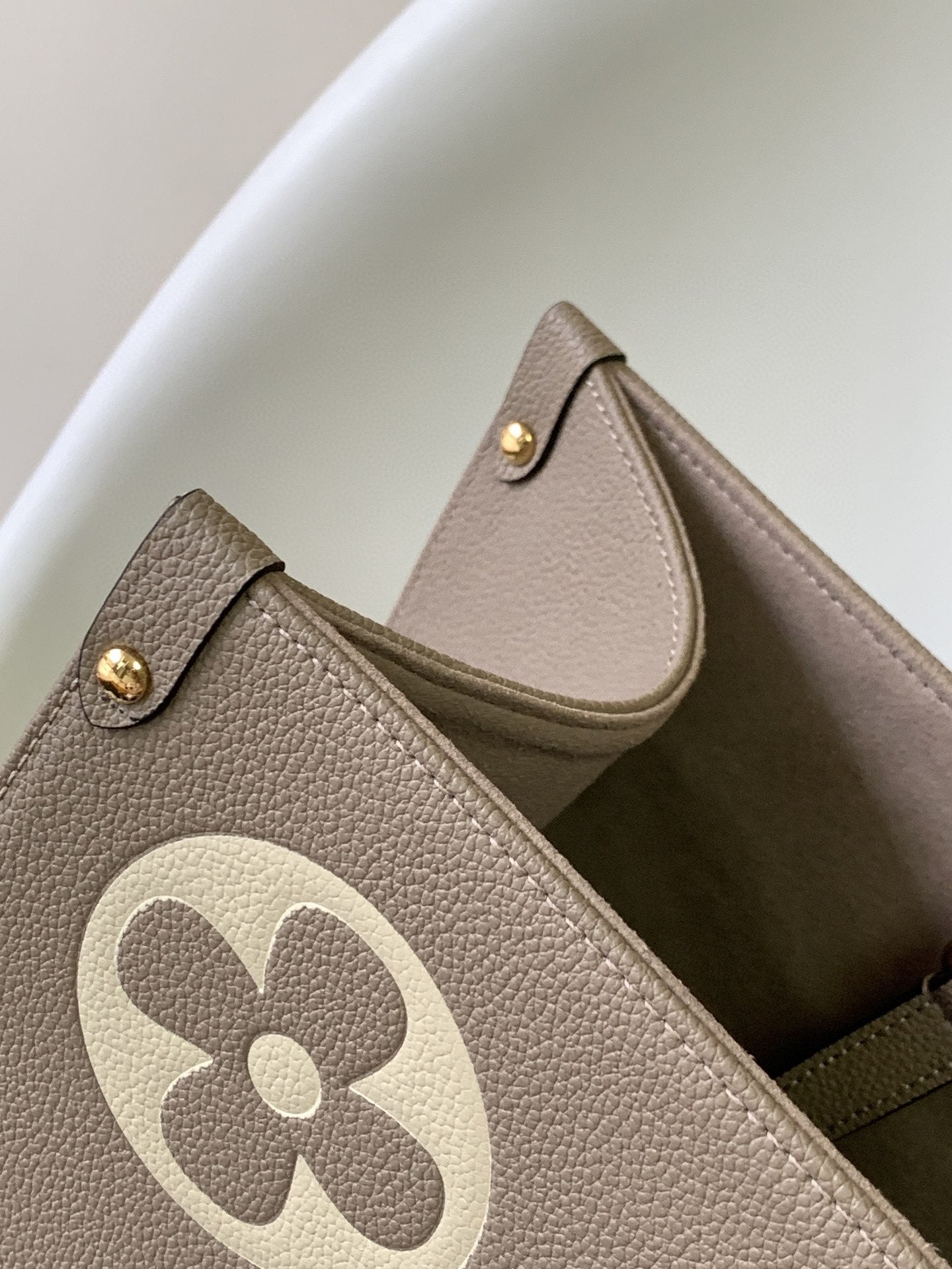 LOUIS VUITTON ONTHEGO GM 41 GREY CREAM