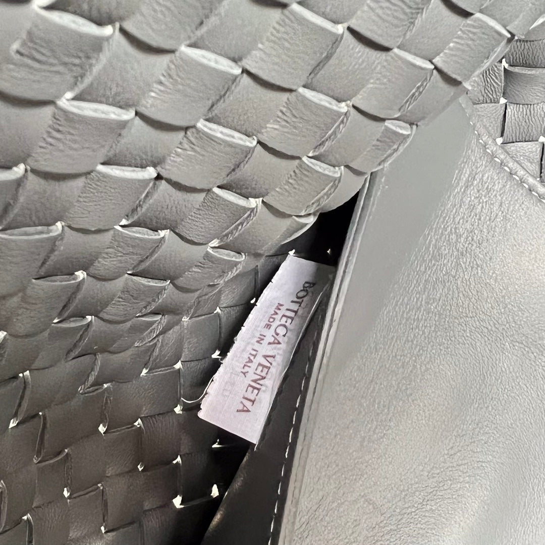 BOTTEGA VENETA LARGE CABAT 51 IN ONYX BLACK LAMBSKIN