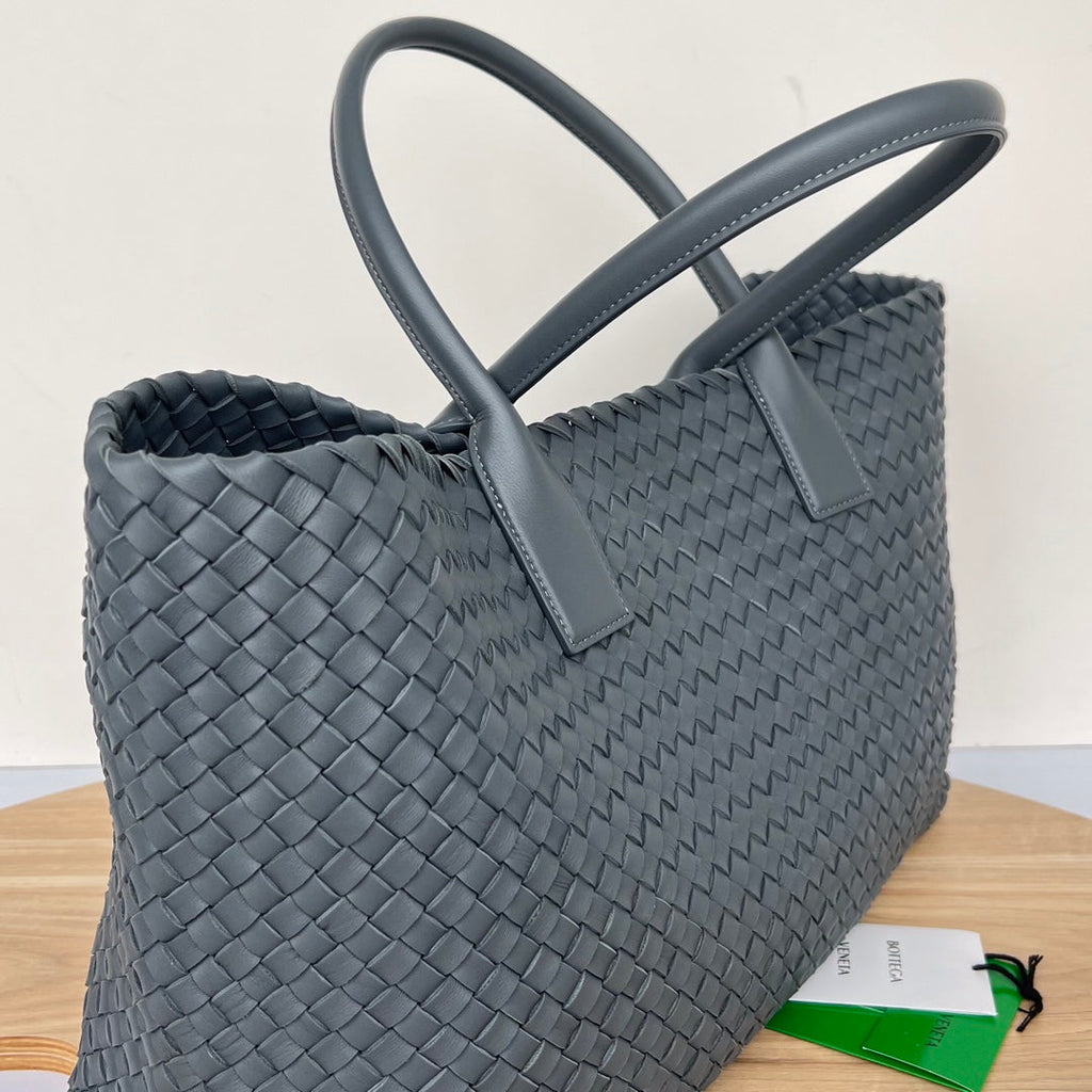BOTTEGA VENETA LARGE CABAT 51 IN ONYX BLACK LAMBSKIN