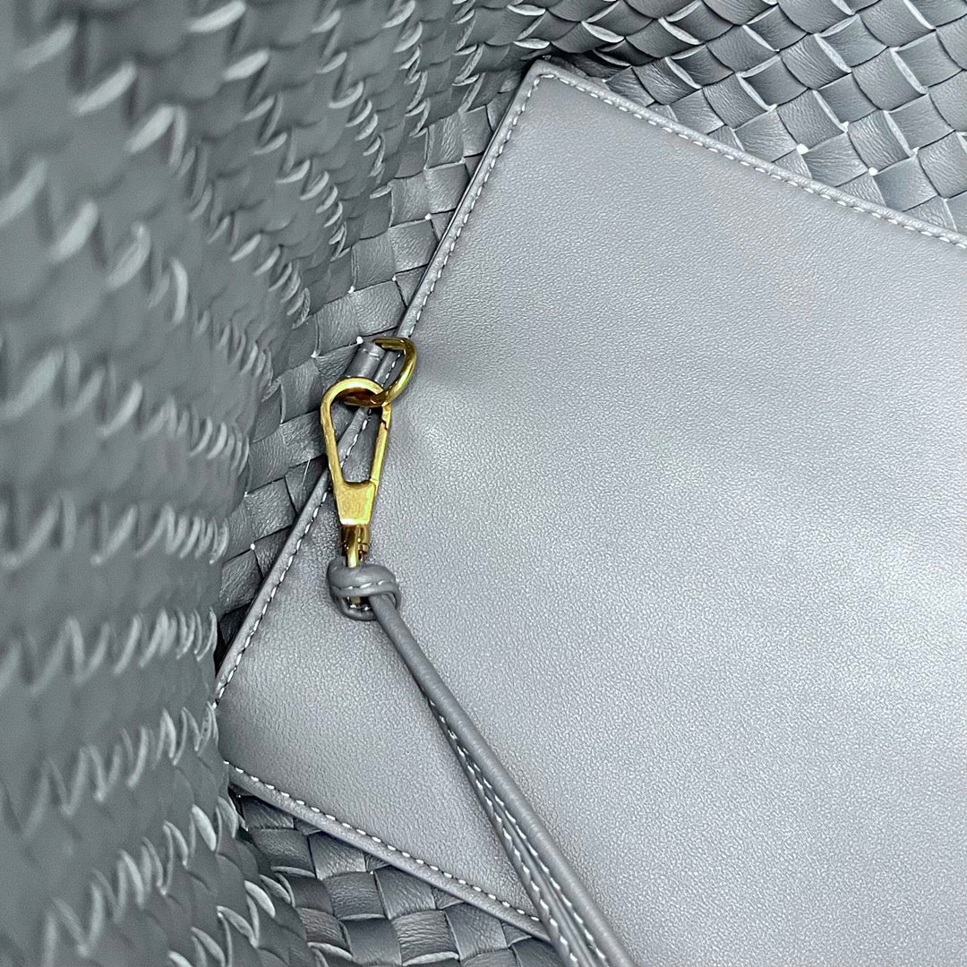 BOTTEGA VENETA LARGE CABAT 51 IN ONYX BLACK LAMBSKIN