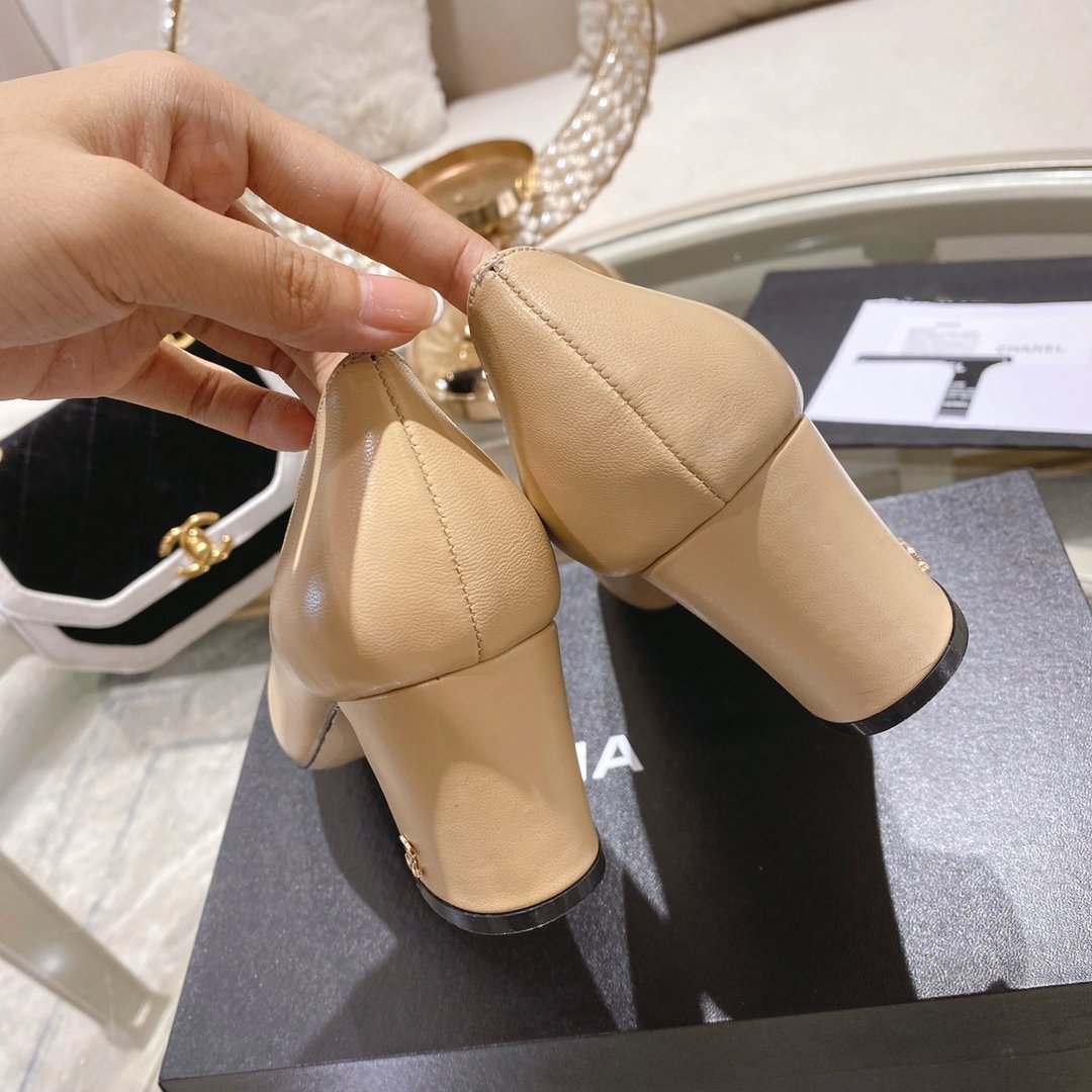 CHANEL pump 6.5 beige black lambskin