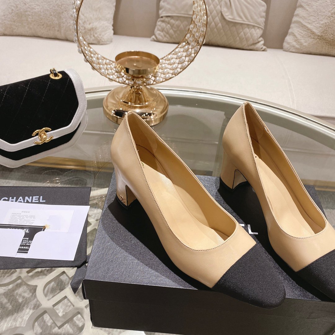 CHANEL pump 6.5 beige black lambskin