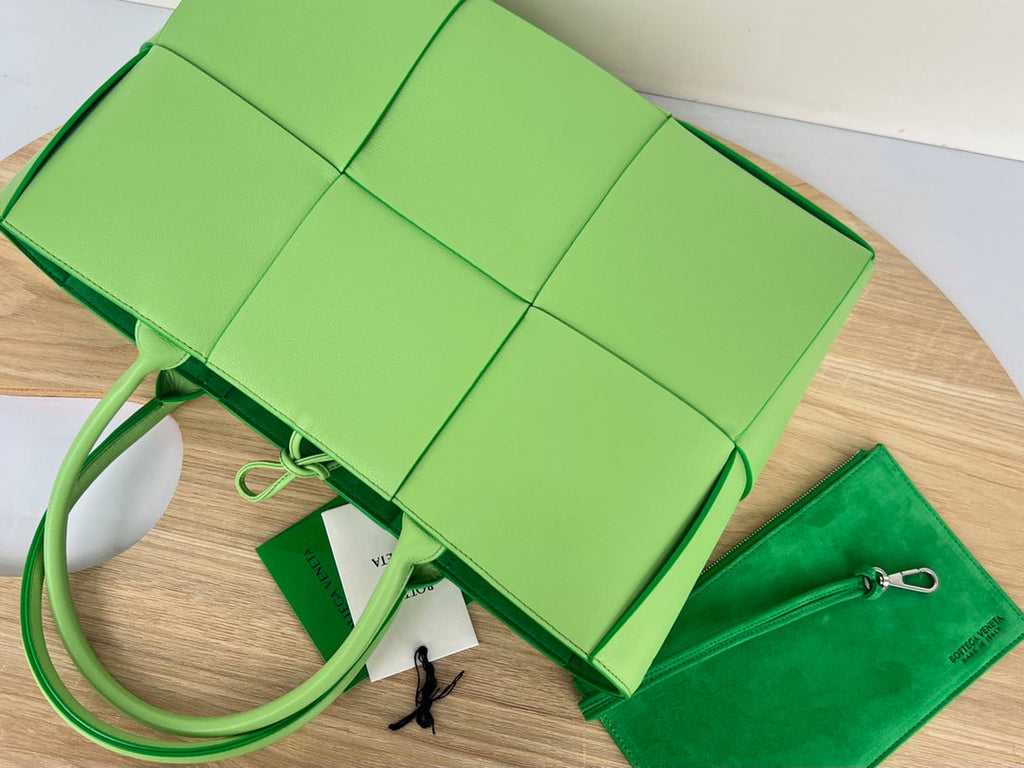BOTTEGA VENETA ARCO TOTE 36 IN MANTIS GREEN CALFSKIN