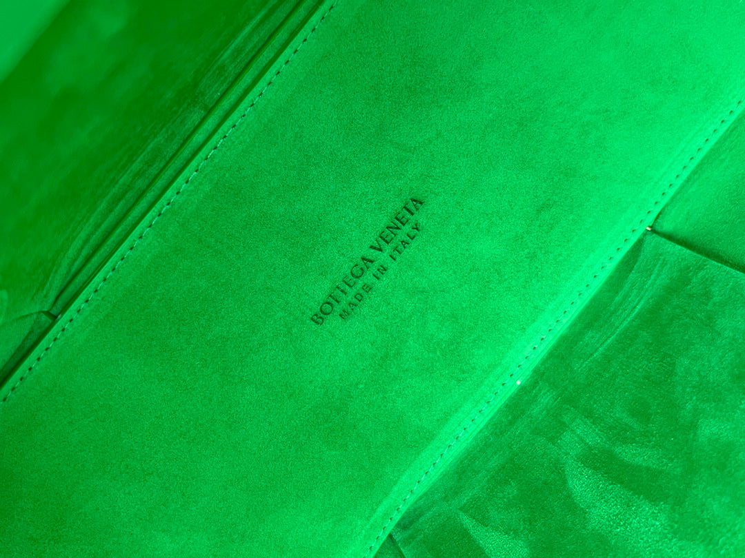 BOTTEGA VENETA ARCO TOTE 36 IN MANTIS GREEN CALFSKIN