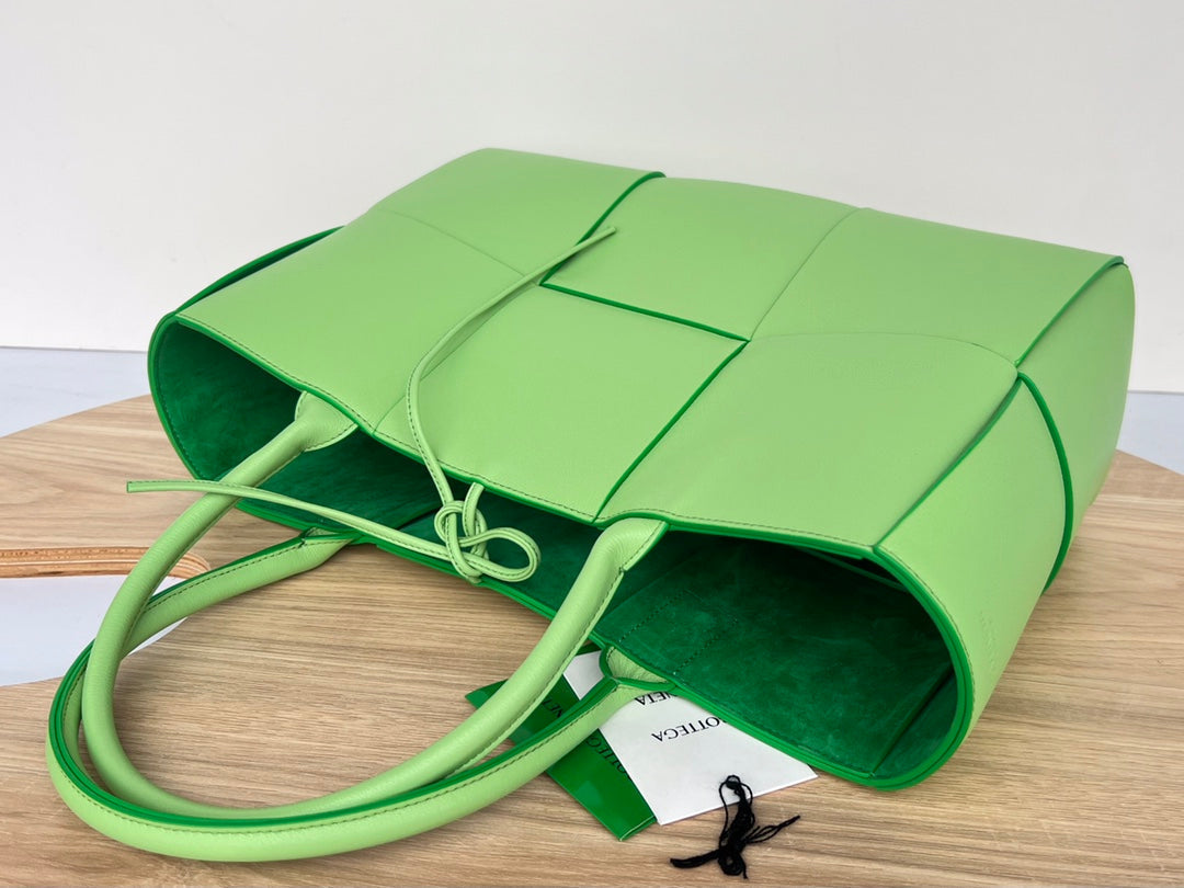BOTTEGA VENETA ARCO TOTE 36 IN MANTIS GREEN CALFSKIN