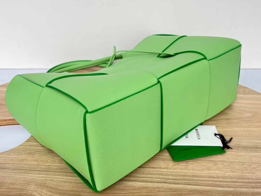 BOTTEGA VENETA ARCO TOTE 36 IN MANTIS GREEN CALFSKIN