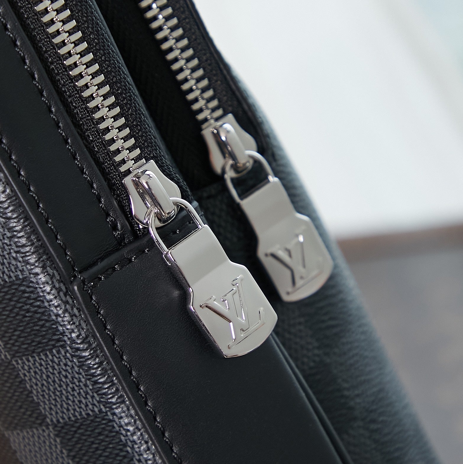 LOUIS VUITTON AVENUE SLINGBAG 31 IN BLACK DAMIER GRAPHITE CANVAS