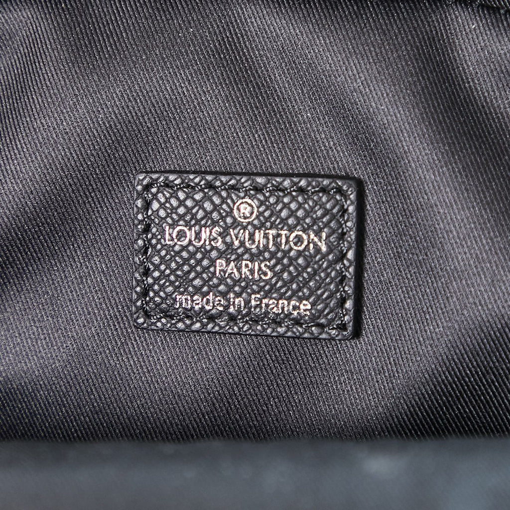 LOUIS VUITTON AVENUE SLINGBAG 31 IN BLACK TAIGA LEATHER