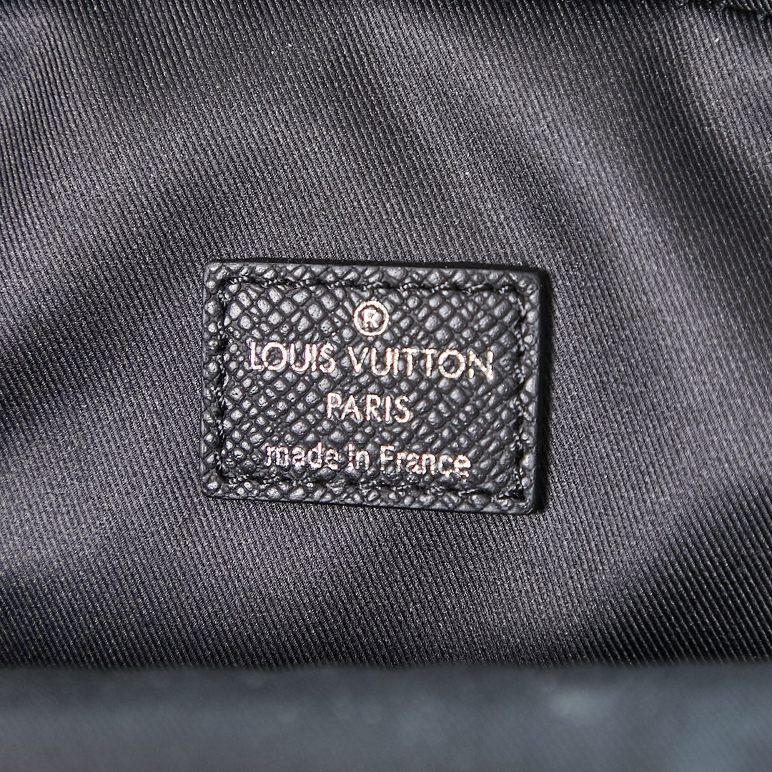 LOUIS VUITTON AVENUE SLINGBAG 31 IN BLACK TAIGA LEATHER