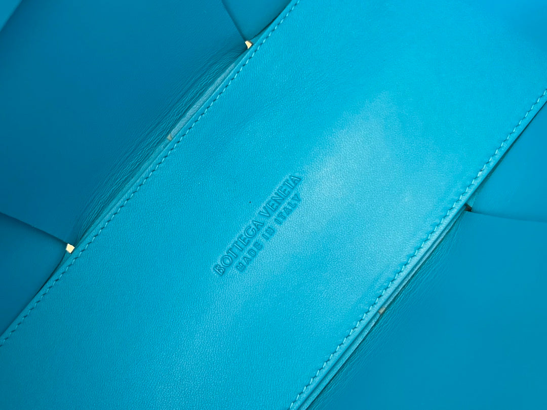 BOTTEGA VENETA SMALL ARCO TOTE 30 IN CERULEAN BLUE LAMBSKIN