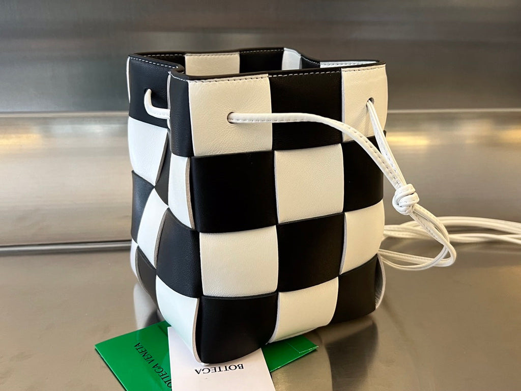 BOTTEGA VENETA SMALL CASSETTE BUCKET 18 IN WHITE MIX BLACK CALFSKIN