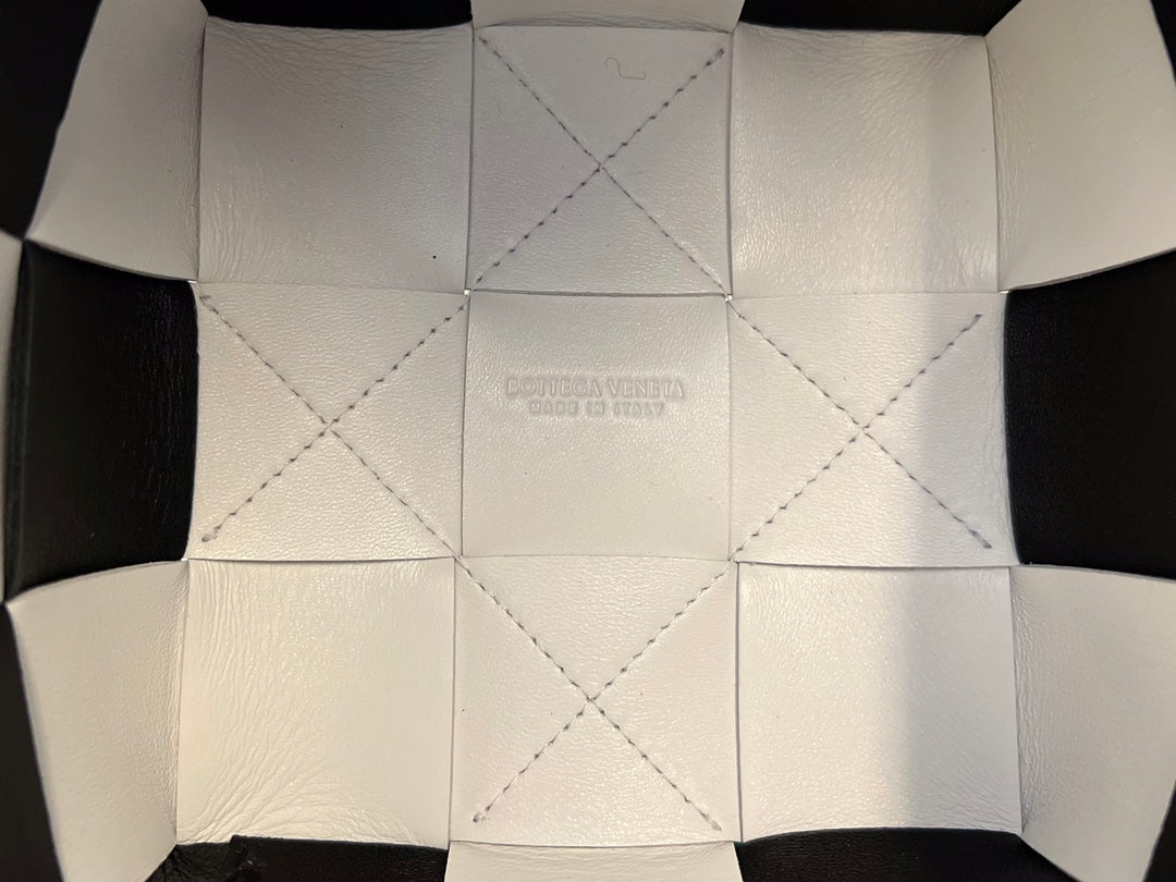 BOTTEGA VENETA SMALL CASSETTE BUCKET 18 IN WHITE MIX BLACK CALFSKIN