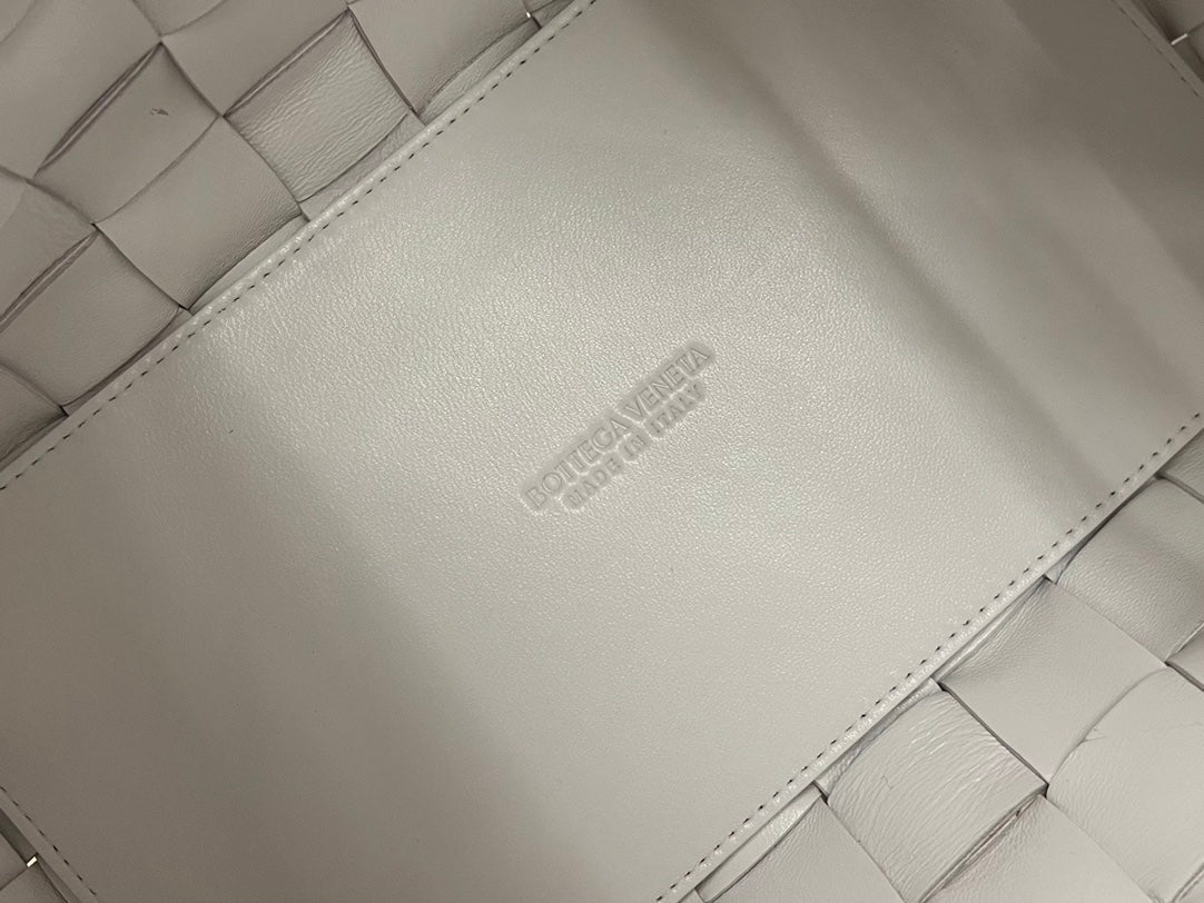 BOTTEGA VENETA MEDIUM 28 CASSETTE WHITE LAMBSKIN