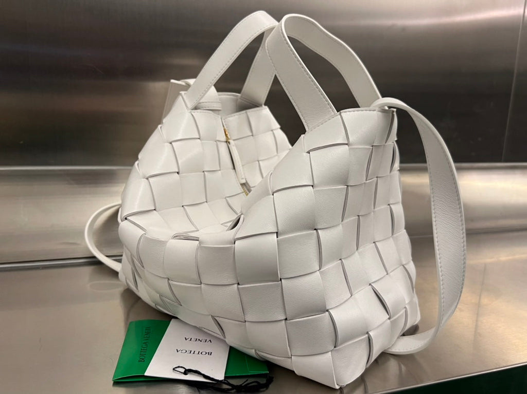 BOTTEGA VENETA MEDIUM 28 CASSETTE WHITE LAMBSKIN