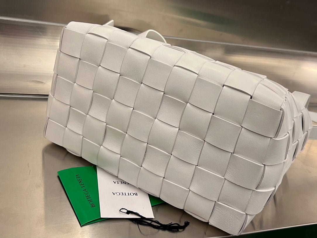BOTTEGA VENETA MEDIUM 28 CASSETTE WHITE LAMBSKIN