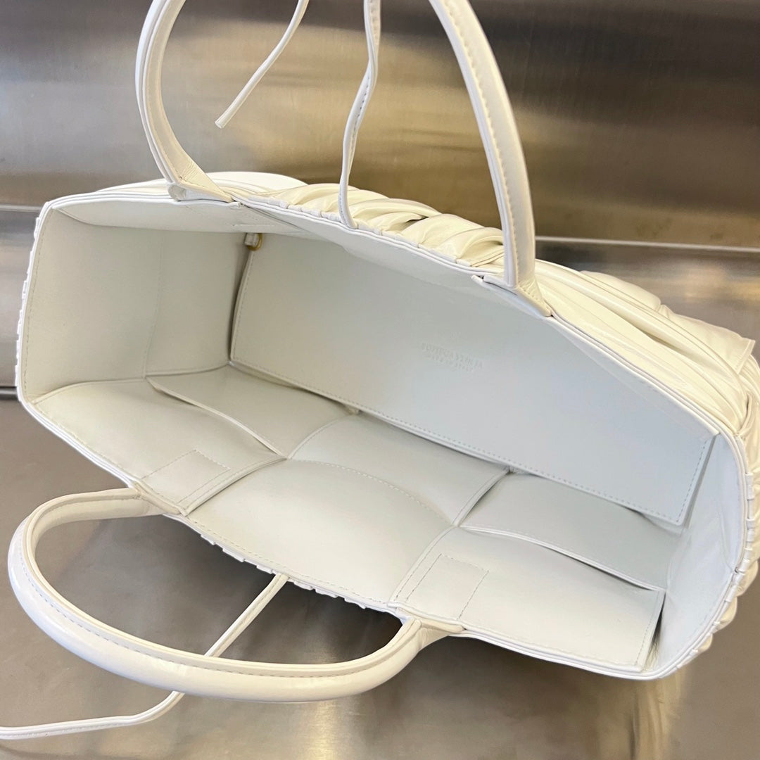 BOTTEGA VENETA SMALL ARCO TOTE 30 IN WHITE SOFT LAMBSKIN