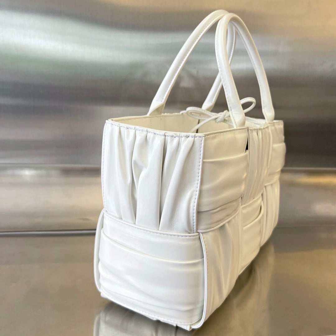 BOTTEGA VENETA SMALL ARCO TOTE 30 IN WHITE SOFT LAMBSKIN
