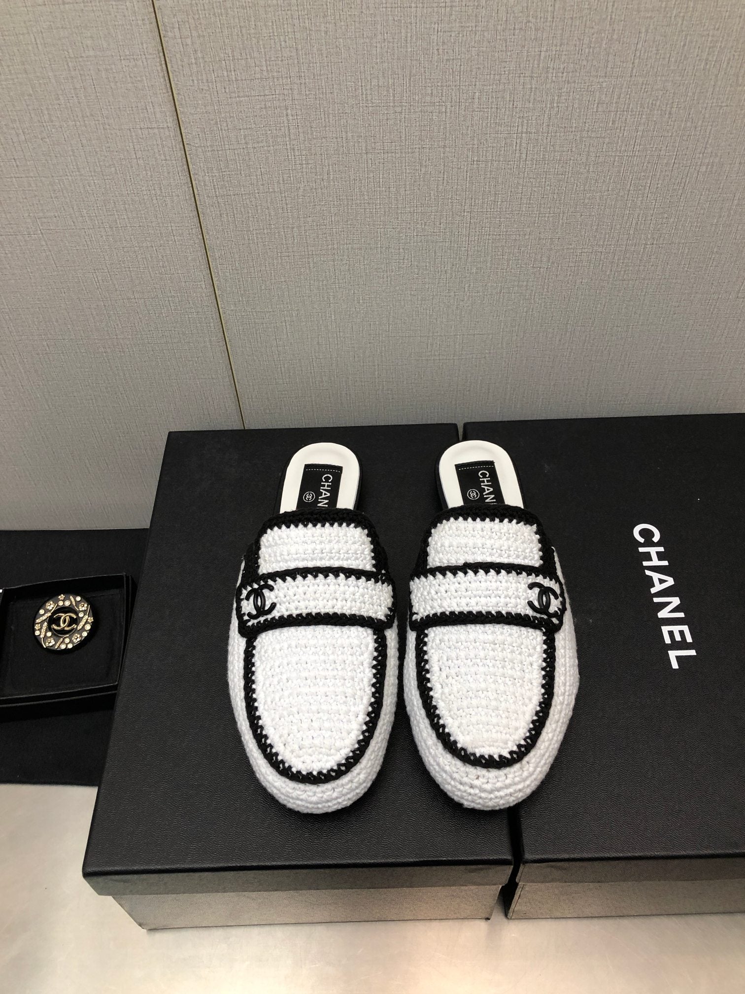 CHANEL HALF-MULES IN WHITE MIX BLACK WOOL WOVEN