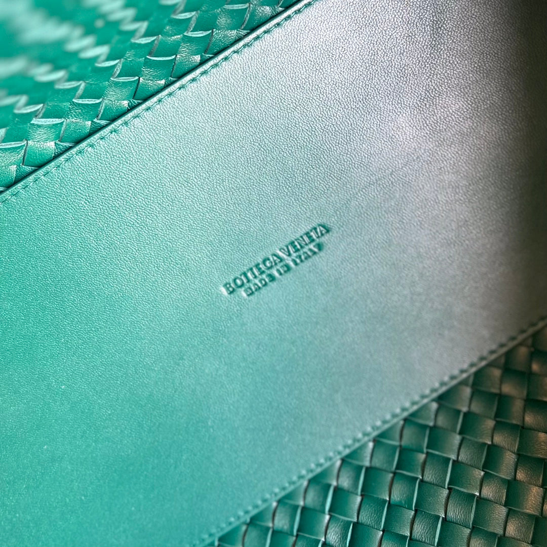 BOTTEGA VENETA LARGE CABAT 51 IN KAITOKE GREEN LAMBSKIN