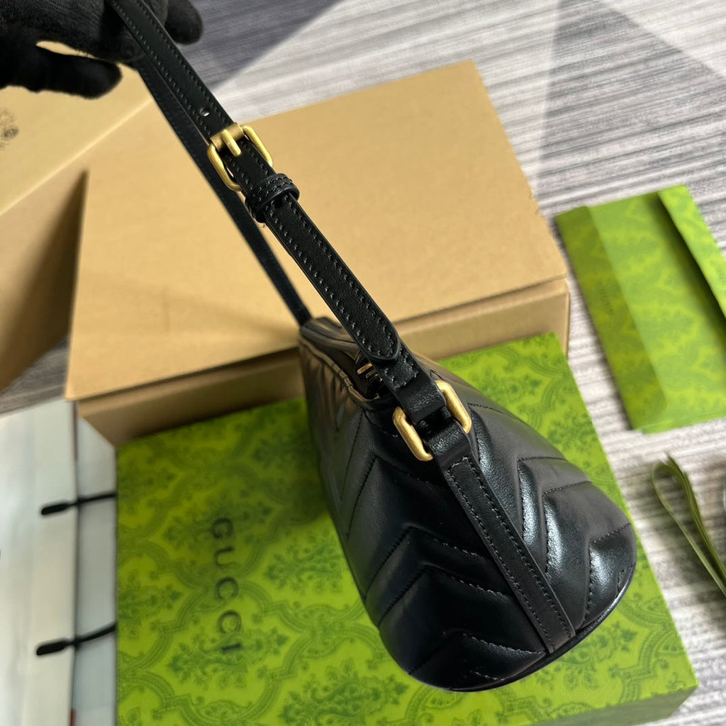 GUCCI MARMONT SMALL 23 HANDBAG IN BLACK CALFSKIN WITH GOLDEN LOGO