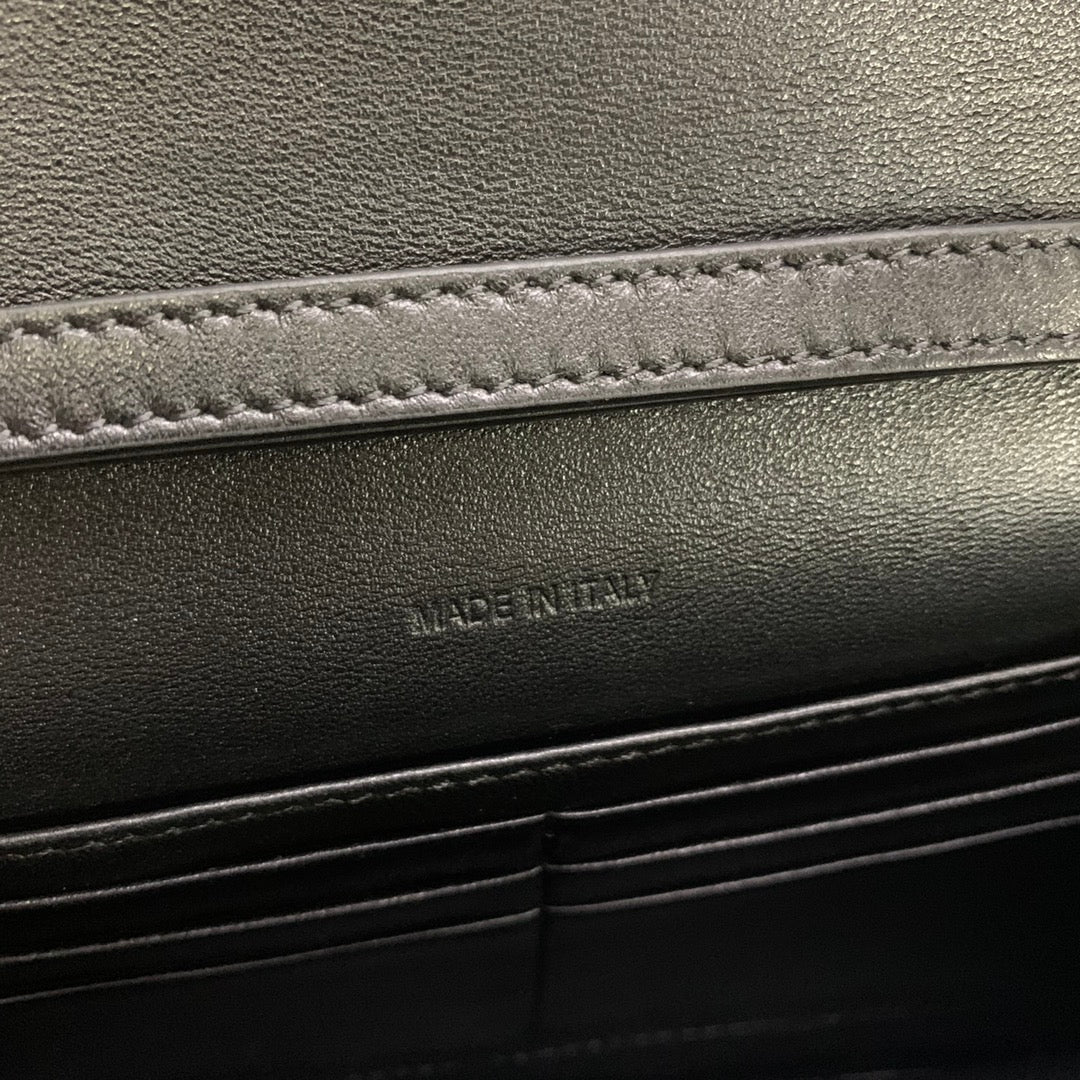 CELINE WALLET ON CHAIN MARGO 19 IN BLACK SMOOTH CALFSKIN GOLD HARDWARE