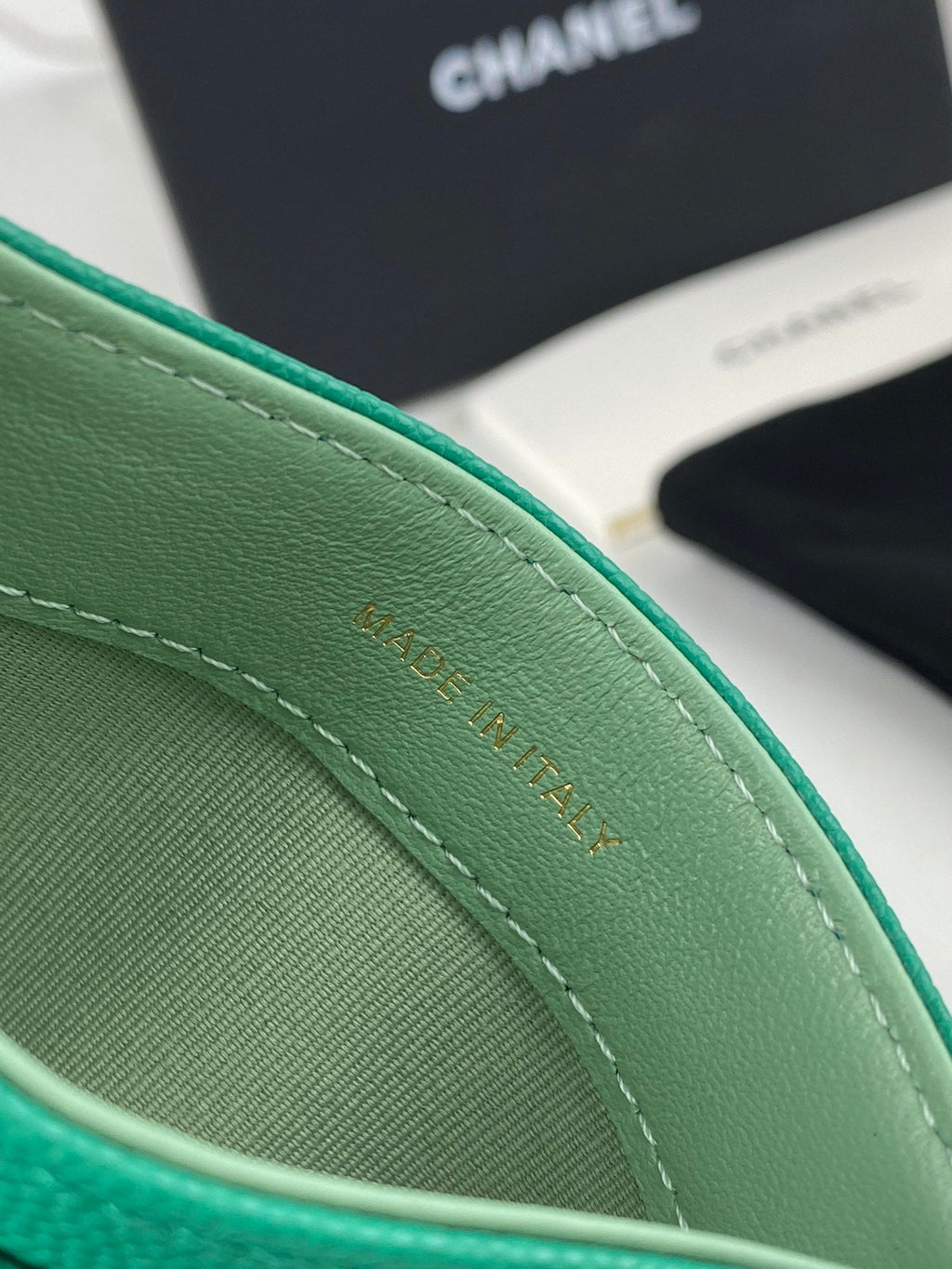 CHANEL CARD HOLDER 19.5 EMERALD GRAINED CALFSKIN GOLD ICON