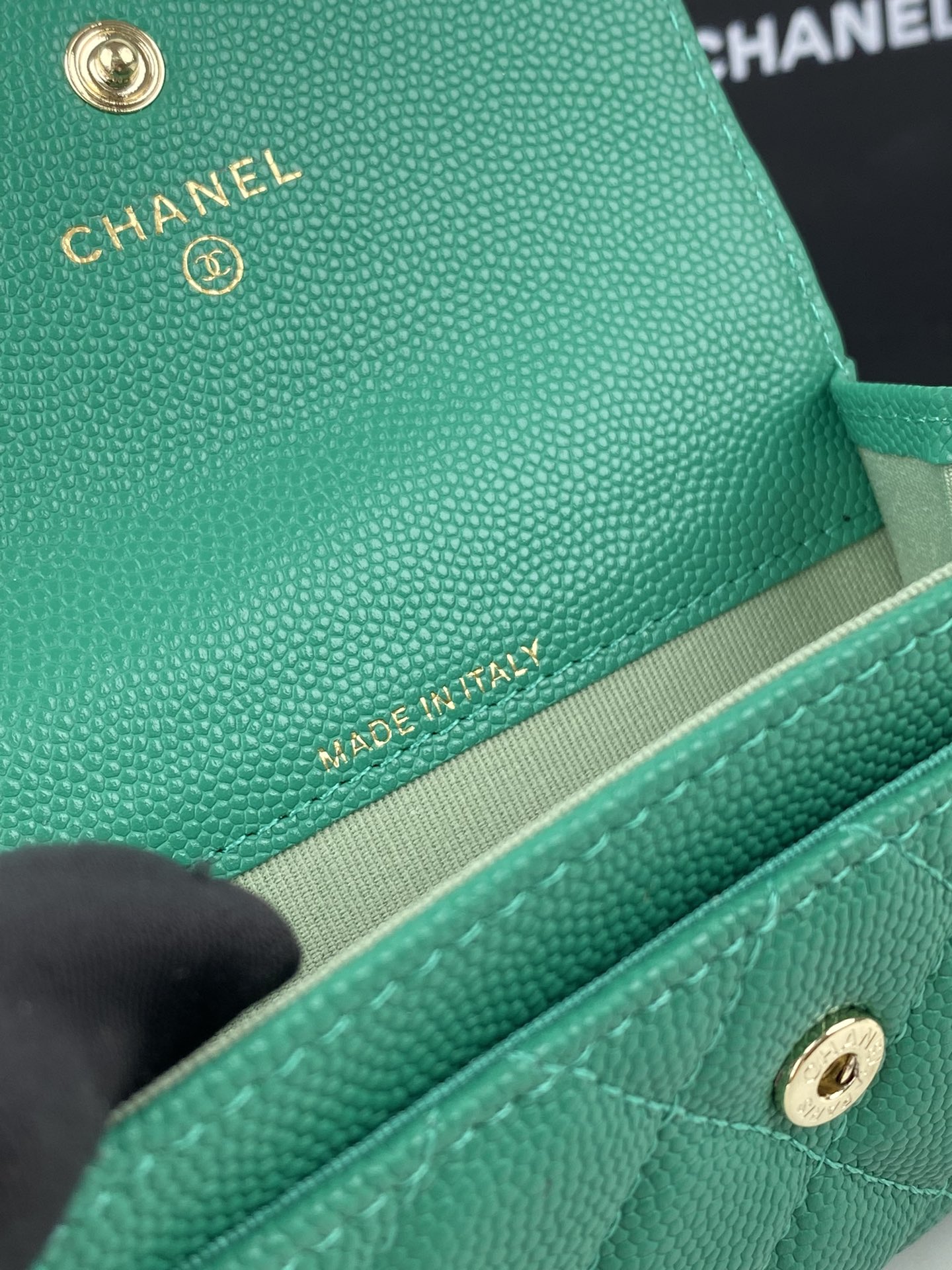 CHANEL FLAP CARD HOLDER 11 EMERALD GRAINED CALFSKIN GOLD ICON