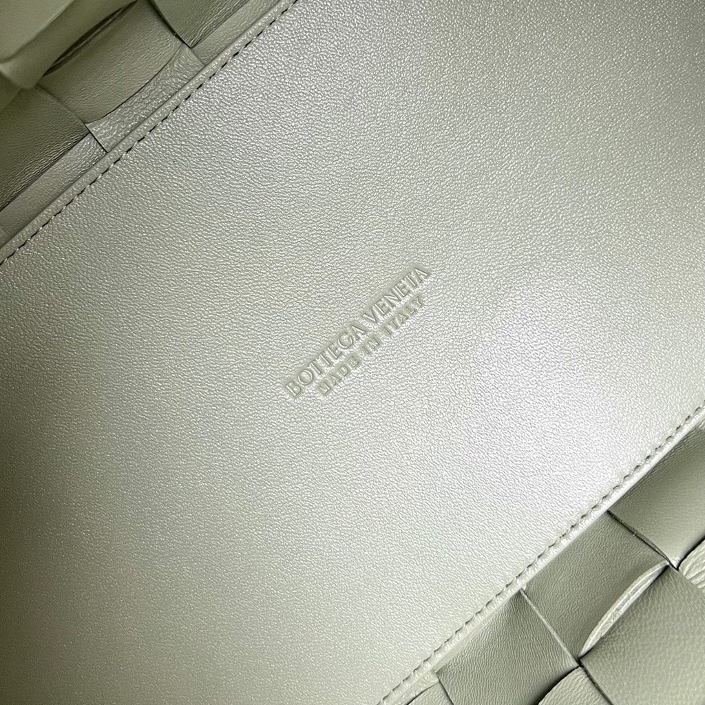 BOTTEGA VENETA MEDIUM 28 CASSETTE GREY LAMBSKIN