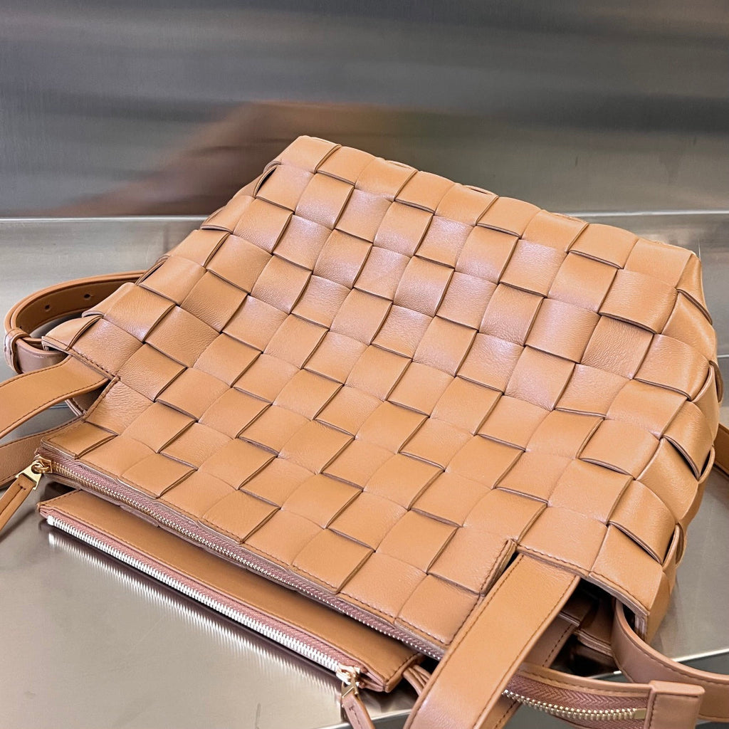 BOTTEGA VENETA MEDIUM 28 CASSETTE PEANUT BROWN LAMBSKIN