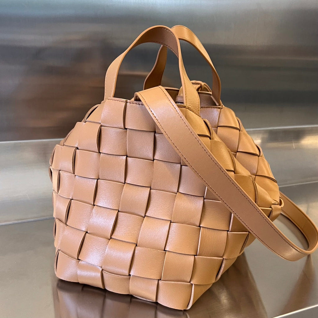 BOTTEGA VENETA MEDIUM 28 CASSETTE PEANUT BROWN LAMBSKIN