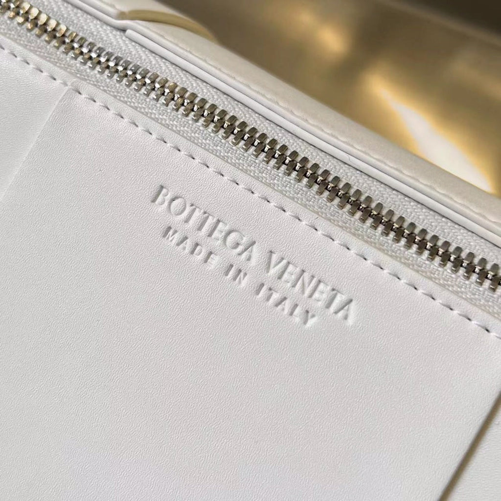 BOTTEGA VENETA CYLINDER CASSETTE 30 IN WHITE CALFSKIN
