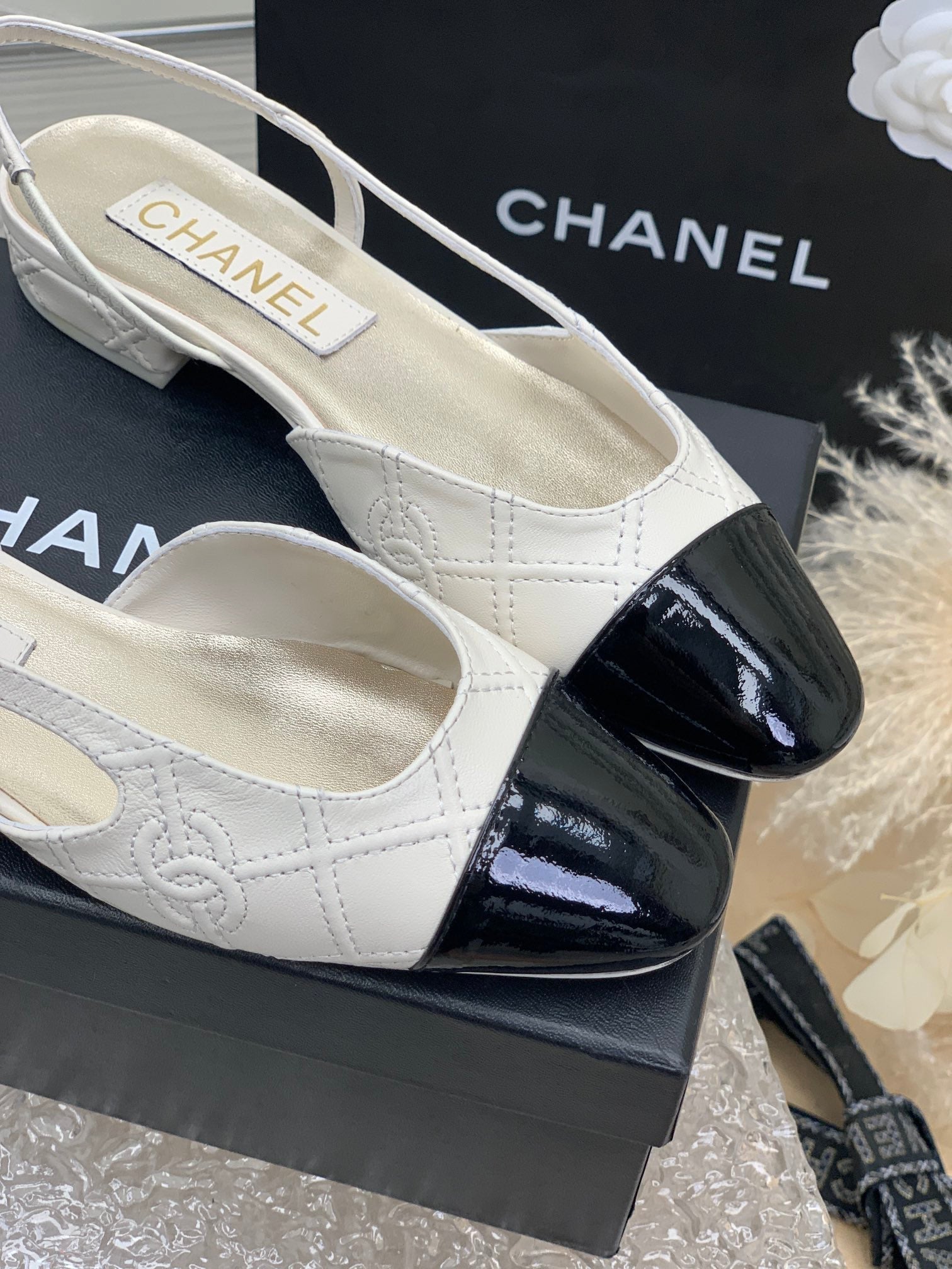 CHANEL SLINGBACKS 20 WHITE MIX BLACK CALFSKIN