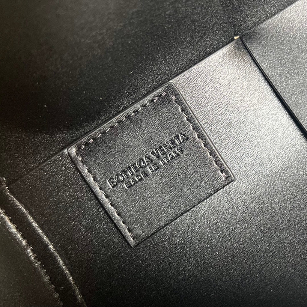 BOTTEGA VENETA CYLINDER CASSETTE 30 IN BLACK CALFSKIN