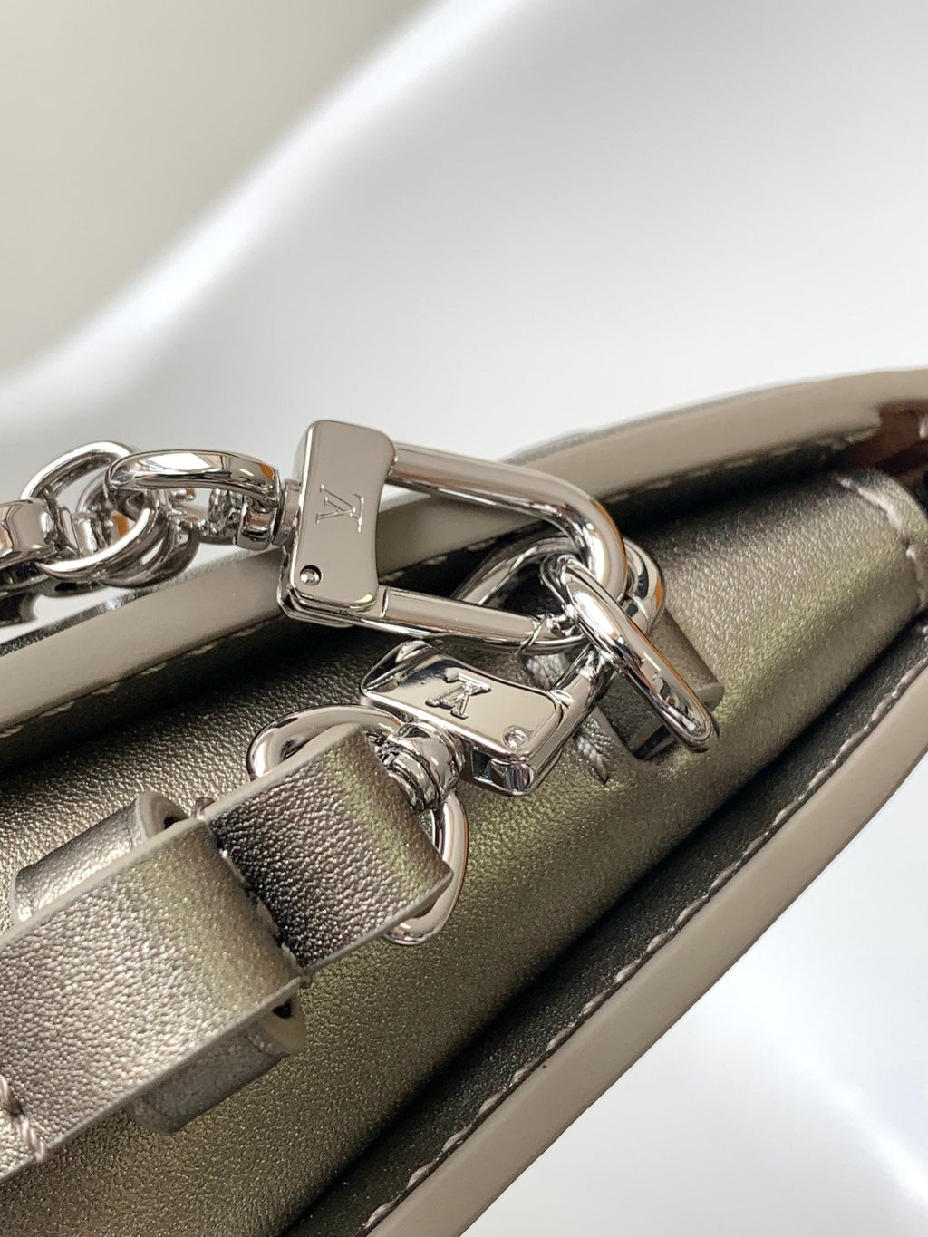 LOUIS VUITTON LV 25S LEXINGTON PREMIUM ORIGINAL HANDBAG 21 IN BEIGE GRAY MOONOGRAM CALFSKIN SHIMMERING METALLIC GOLD