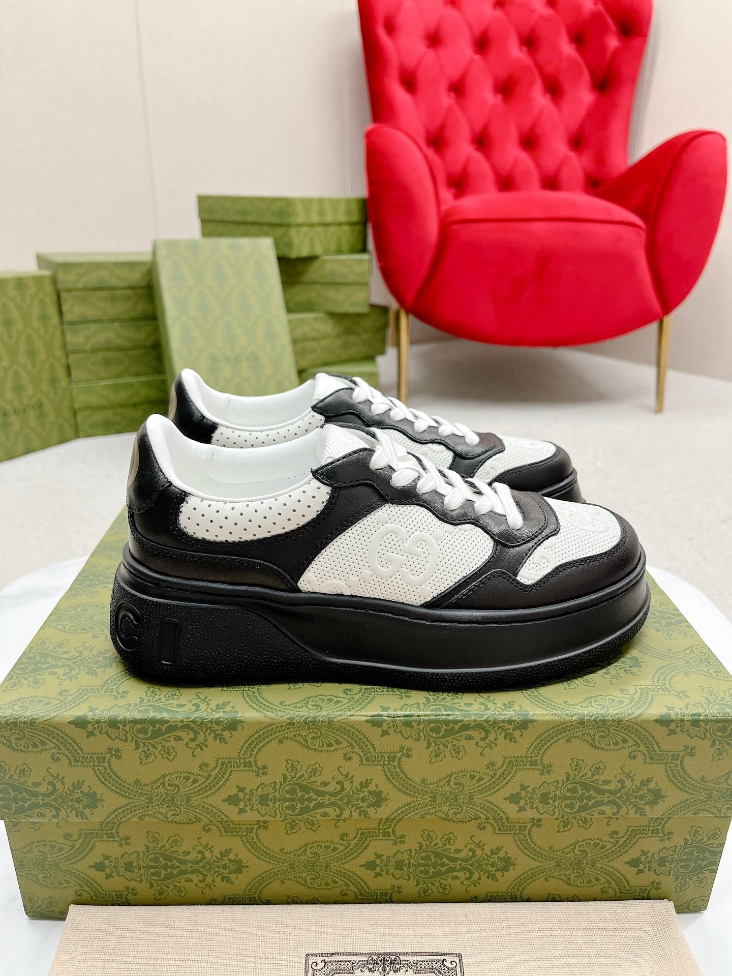 GUCCI EMBOSSED TRAINER BLACK AND WHITE CALFSKIN